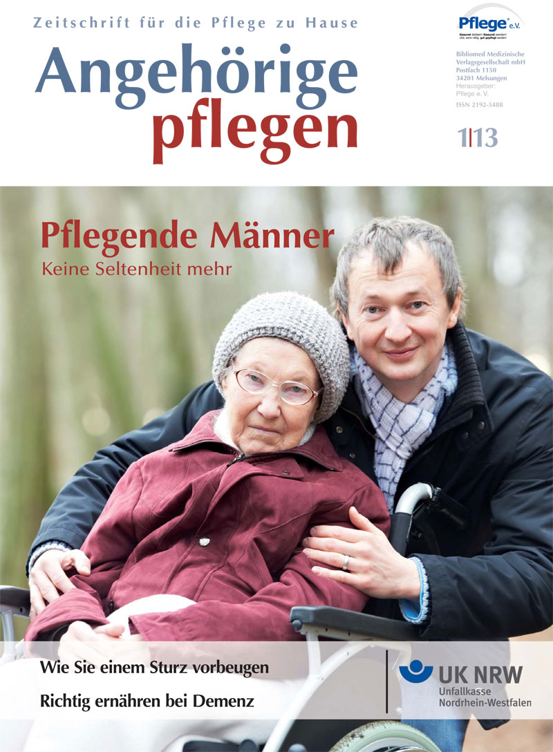 Titelbild der Zeitschrift 'Angehörige pflegen'. Ein älterer Mann mit grauen Haaren und kariertem Schal umarmt eine im Rollstuhl sitzende Frau mit Mütze und Brille. Überschrift: 'Pflegende Männer - Keine Seltenheit mehr'. Unten Hinweise zur Sturzprävention und Ernährung bei Demenz. Das Logo der Unfallkasse Nordrhein-Westfalen ist im unteren Bereich sichtbar.