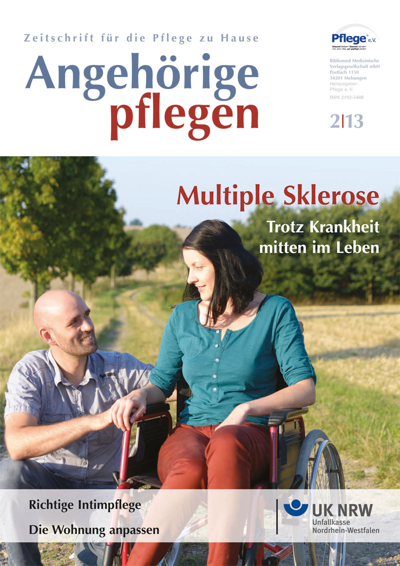 Titelbild der Zeitschrift 'Angehörige pflegen', Ausgabe 2/113, zeigt ein lächelndes Paar im Freien. Links sitzt ein Mann im Rollstuhl, der von einer Frau mit langen Haaren angeschaut wird. Überschriften auf dem Cover: 'Multiple Sklerose - Trotz Krankheit mitten im Leben' und 'Richtige Intimpflege - Die Wohnung anpassen'. Das Logo der Unfallkasse Nordrhein-Westfalen (UK NRW) befindet sich unten rechts, im Kontext von Arbeitsschutz und Prävention.