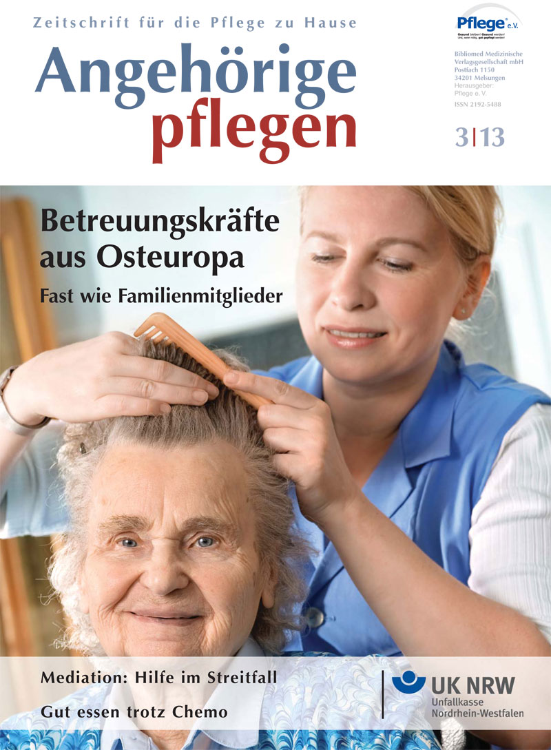 Das Cover der Zeitschrift 'Angehörige pflegen' zeigt eine Betreuerin, die einer älteren Frau liebevoll die Haare kämmt. Oben links der Text: 'Betreuungskräfte aus Osteuropa - Fast wie Familienmitglieder'. Unten rechts das Logo der Unfallkasse NRW mit Hinweis auf Arbeitsschutz und Prävention. Zudem stehen auf dem Cover Themen wie Mediation bei Streitfällen und Ernährung bei Chemotherapie im Fokus.