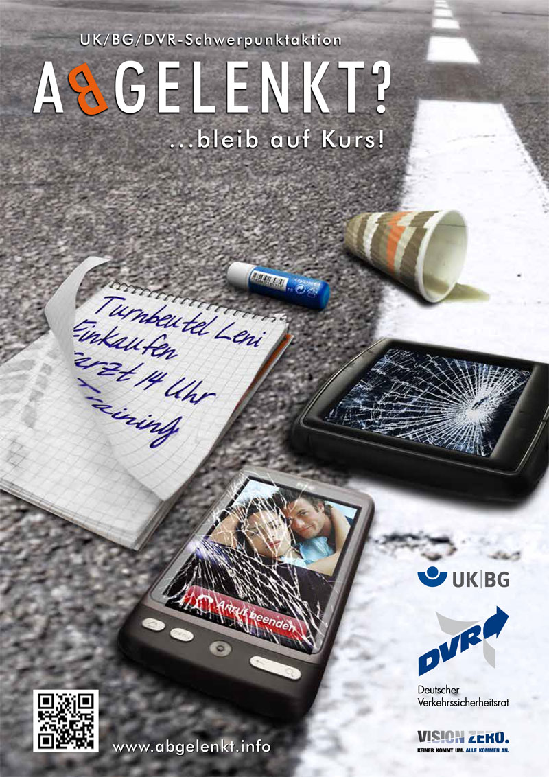 Ein Plakat zeigt einen Asphaltboden mit verstreutem Kaffee, einem umgefallenen Einwegbecher, einem blauen Textmarker und einem Notizblock mit handschriftlicher Notiz. Ein Smartphone mit zerbrochenem Bildschirm liegt ebenfalls auf dem Boden, zeigt ein Foto einer Person. Der Text oben lautet: ‚Abgelenkt? ..bleib auf Kurs!‘. Logos der Unfallkasse NRW, DVR und Vision Zero sind sichtbar. Die Abbildung thematisiert Ablenkungsgefahren im Straßenverkehr für die Verkehrssicherheitskampagne.
