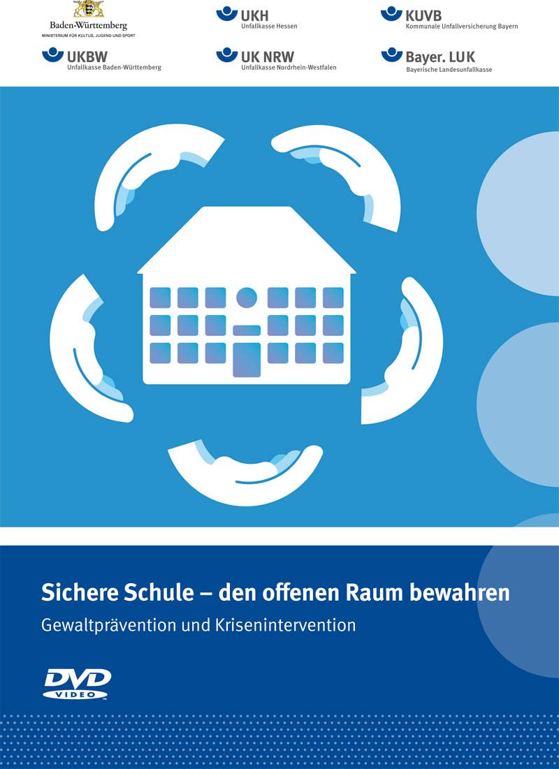 Das Cover einer DVD mit blauer Grundfarbe zeigt in der Mitte ein stilisiertes Schulgebäude umgeben von weißen Händen, die Schutz symbolisieren. Oben sind Logos mehrerer Unfallkassen, darunter die UK NRW, zu sehen. Der Titel lautet 'Sichere Schule – den offenen Raum bewahren' mit dem Untertitel 'Gewaltprävention und Krisenintervention'. Thematisch geht es um Arbeitsschutz und Prävention in Schulumgebungen.
