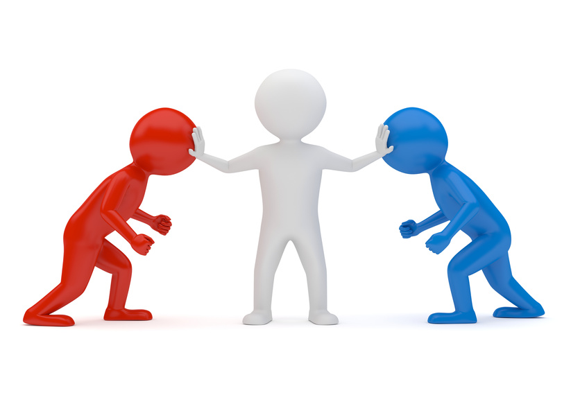 Eine weiße, stilisierte Figur steht zwischen zwei aggressiv wirkenden, stilisierten Figuren in Rot und Blau. Die weiße Figur hält die beiden anderen mit ausgestreckten Armen auseinander, um einen Konflikt zu verhindern. Dies symbolisiert Deeskalation und Konfliktmanagement, wie es von der Unfallkasse NRW im Rahmen von Arbeitsschutz und Prävention empfohlen wird.