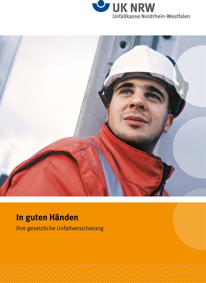 Das Bild zeigt einen männlichen Arbeiter in roter Arbeitskleidung und weißem Schutzhelm, der nach oben blickt. Im Hintergrund sind unscharfe Baustellenelemente zu erkennen. Unten im Bild ist ein gelber Bereich mit der Aufschrift 'In guten Händen - Ihre gesetzliche Unfallversicherung' zu sehen. Oben rechts steht 'Unfallkasse Nordrhein-Westfalen', was auf das Thema Arbeitssicherheit und Prävention hinweist.