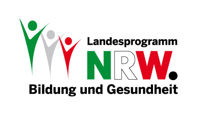 Das Bild zeigt das Logo des Landesprogramms NRW. Drei stilisierte Figuren in Grün, Grau und Rot sind nebeneinander angeordnet. Daneben steht in schwarzer Schrift 'Landesprogramm', gefolgt von den Buchstaben NRW in Grün, Weiß und Rot. Darunter steht 'Bildung und Gesundheit' in schwarzer Schrift. Das Logo steht im Kontext von Arbeitsschutz und Prävention in Nordrhein-Westfalen.