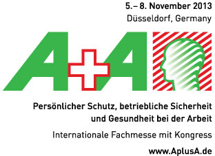 Das Bild zeigt das Logo der A+A Fachmesse, die vom 5. bis 8. November 2013 in Düsseldorf, Deutschland, stattfand. Die Fachmesse behandelt Themen wie persönlichen Schutz, betriebliche Sicherheit und Gesundheit bei der Arbeit. Das Logo besteht aus grünen Buchstaben 'A+A' mit einer stilisierten menschlichen Silhouette im Profil neben dem zweiten 'A'. Darunter stehen die Themen der Messe: Persönlicher Schutz, betriebliche Sicherheit und Gesundheit bei der Arbeit. Zusätzlich wird auf die internationale Fachmesse mit Kongress hingewiesen. Die Webseite www.AplusA.de ist angegeben.