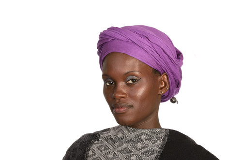 Porträt einer Person mit lila Kopftuch.