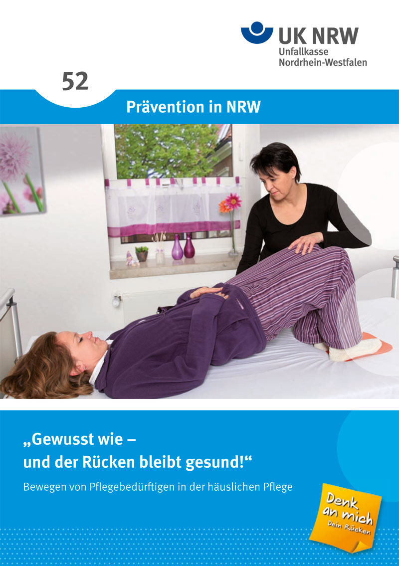 Eine Pflegerin unterstützt eine Patientin, die quer auf einem Bett liegt, beim sicheren Positionieren. Dies symbolisiert Arbeitsschutz und Prävention in der häuslichen Pflege. Oben steht 'Unfallkasse Nordrhein-Westfalen' und das Thema ist 'Prävention in NRW'. Unten rechts ein Logo mit der Aufschrift 'Denk an mich - dein Rücken'.