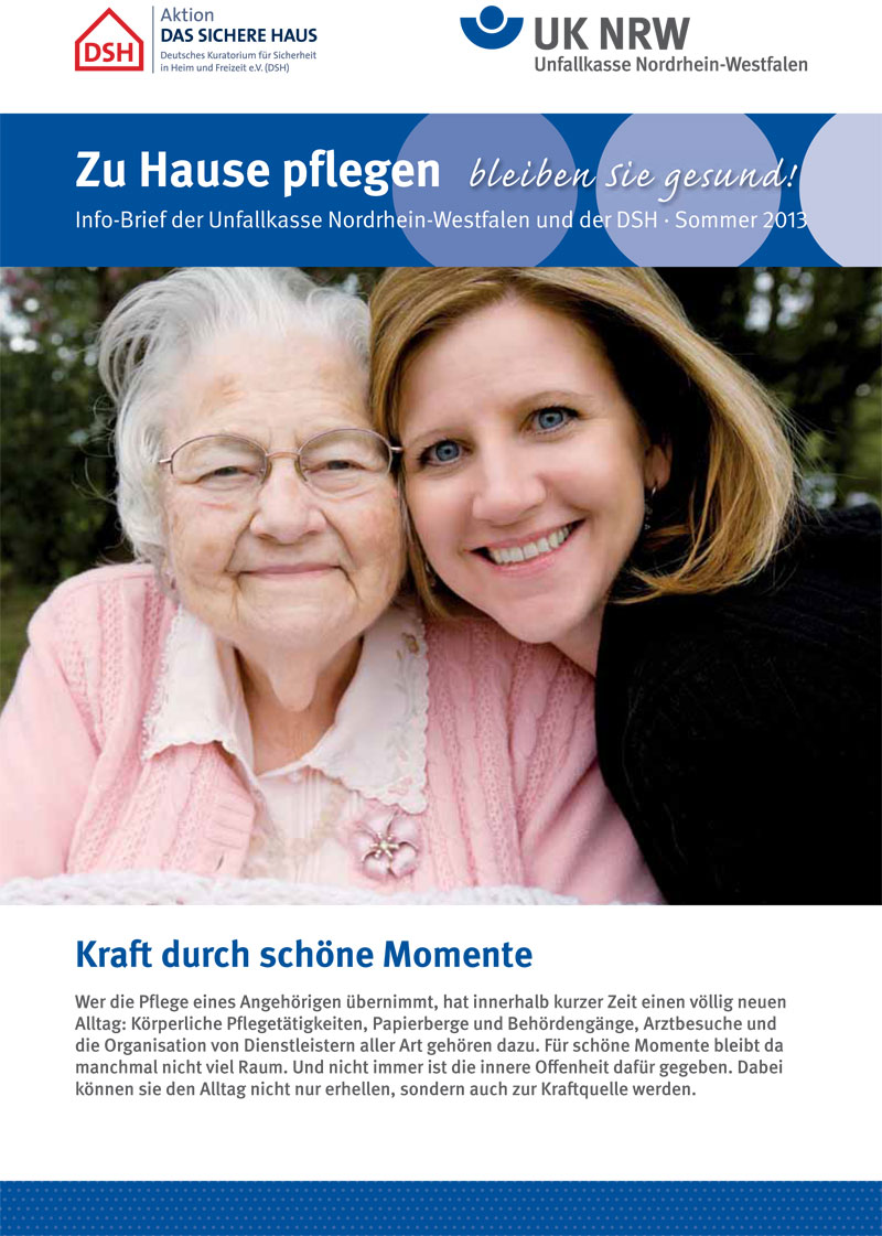 Ein Mann im Rollstuhl und eine Frau stehen nah beieinander auf einer Wiese. Oberhalb befindet sich der Text: 'Zu Hause pflegen - bleiben Sie gesund! Info-Brief der Unfallkasse Nordrhein-Westfalen und der DSH - Sommer 2013'. Darunter steht: 'Kraft durch schöne Momente' mit einem Begleittext über die Herausforderungen und den Wert der häuslichen Pflege. Die Bildmaterialien betonen den Aspekt der gesundheitlichen Prävention und des Arbeitsschutzes im Kontext der Unfallkasse NRW.
