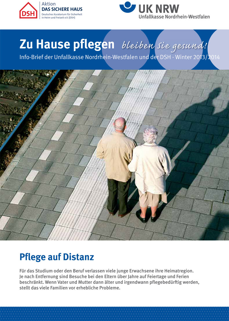 Titelbild des Infobriefs 'Zu Hause pflegen – bleiben sie gesund!' der Unfallkasse Nordrhein-Westfalen. Es zeigt ein älteres Paar, das während eines Spaziergangs einen Weg entlanggeht. Oben sind die Logos der Unfallkasse NRW und der Aktion Das Sichere Haus (DSH) abgebildet. Der Untertitel 'Pflege auf Distanz' thematisiert die Herausforderungen der Pflege älterer Angehöriger über Entfernung, ein für viele Familien relevantes Thema. Die Ausgabe ist für den Winter 2013/2014 bestimmt.
