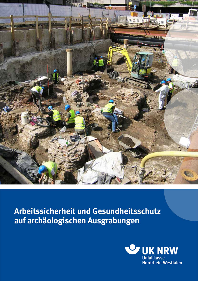 Mehrere Arbeiter in blauer Schutzkleidung und Helmen arbeiten auf einer archäologischen Ausgrabungsstätte. Sie benutzen Werkzeuge, während im Hintergrund ein kleiner Bagger steht. Die Szene hebt die Bedeutung von Arbeitssicherheit und Gesundheitsschutz hervor, speziell im Kontext von Ausgrabungen im Bauwesen. Banner am unteren Rand mit dem Logo der Unfallkasse Nordrhein-Westfalen und Text zur Arbeitssicherheit.