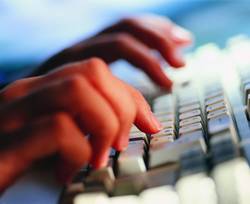 Nahaufnahme von zwei Händen, die auf einer Computertastatur tippen. Die Schlüssel sind weiß und die Umgebung ist verschwommen, was auf einen Fokus auf das Tippen hinweist. Dies symbolisiert häufige Arbeitstätigkeiten am Computer und steht im Kontext von Arbeitsschutz und Prävention, da ergonomisches Tippen und die Vermeidung von Überlastung wichtige Aspekte für die Unfallverhütung sind.