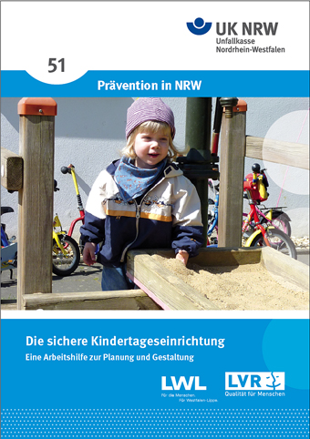 Ein Kind mit gestreifter Mütze spielt im Sandkasten, umgeben von Fahrrädern. Oben steht 'Prävention in NRW' von der Unfallkasse NRW. Es handelt sich um das Titelblatt der Broschüre 'Die sichere Kindertageseinrichtung', eine Arbeitshilfe zur Planung und Gestaltung. Logos von LWL und LVR unten, die Betreibern und Planern von Kindergärten bei der Sicherheit und Prävention helfen soll.