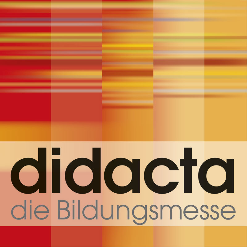 Das Bild zeigt das Logo der Didacta Bildungsmesse. Es besteht aus abstrakten roten und gelben Streifen im Hintergrund. Im Vordergrund ist die Aufschrift 'didacta die Bildungsmesse' in schwarzer Schrift auf beigefarbenem Hintergrund zu sehen. Die Didacta ist eine der größten Fachmessen für Bildung und Ausbildung in Deutschland. Sie bietet Informationen zu Bildungstrends und Innovationen im Bildungswesen, die auch für Arbeitsschutz und Prävention relevant sein können.