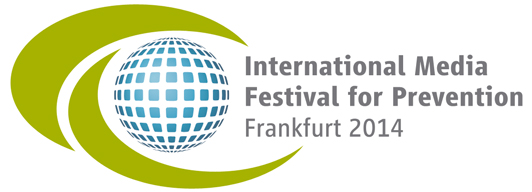 Grafik des Logos des Internationalen Media Festivals für Prävention 2014, bestehend aus einer blauen stilisierten Kugel mit quadratischem Muster, umgeben von zwei grünen Halbkreisen. Rechts daneben steht der Schriftzug 'International Media Festival for Prevention Frankfurt 2014'. Das Bild symbolisiert den Austausch und die Förderung von Innovationen im Bereich des Arbeitsschutzes und der Unfallprävention.