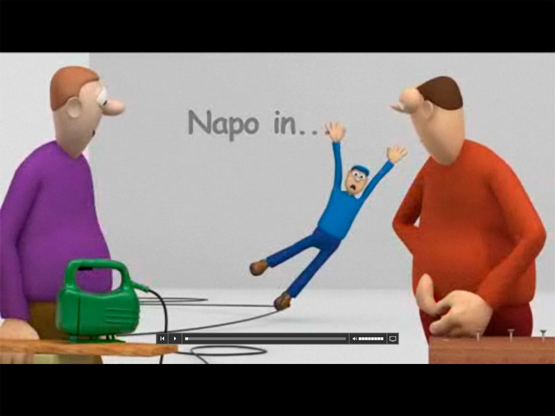 Die Animation zeigt eine Figur in blauer Kleidung, die über ein loses Stromkabel stolpert. Zwei weitere Figuren sind anwesend und tragen lilafarbene bzw. orangefarbene Pullover. Im Hintergrund steht 'Napo in...'. Die Szene vermittelt eine Warnung vor Stolpergefahren am Arbeitsplatz, passend zum Thema Arbeitsschutz und Prävention der Unfallkasse NRW.