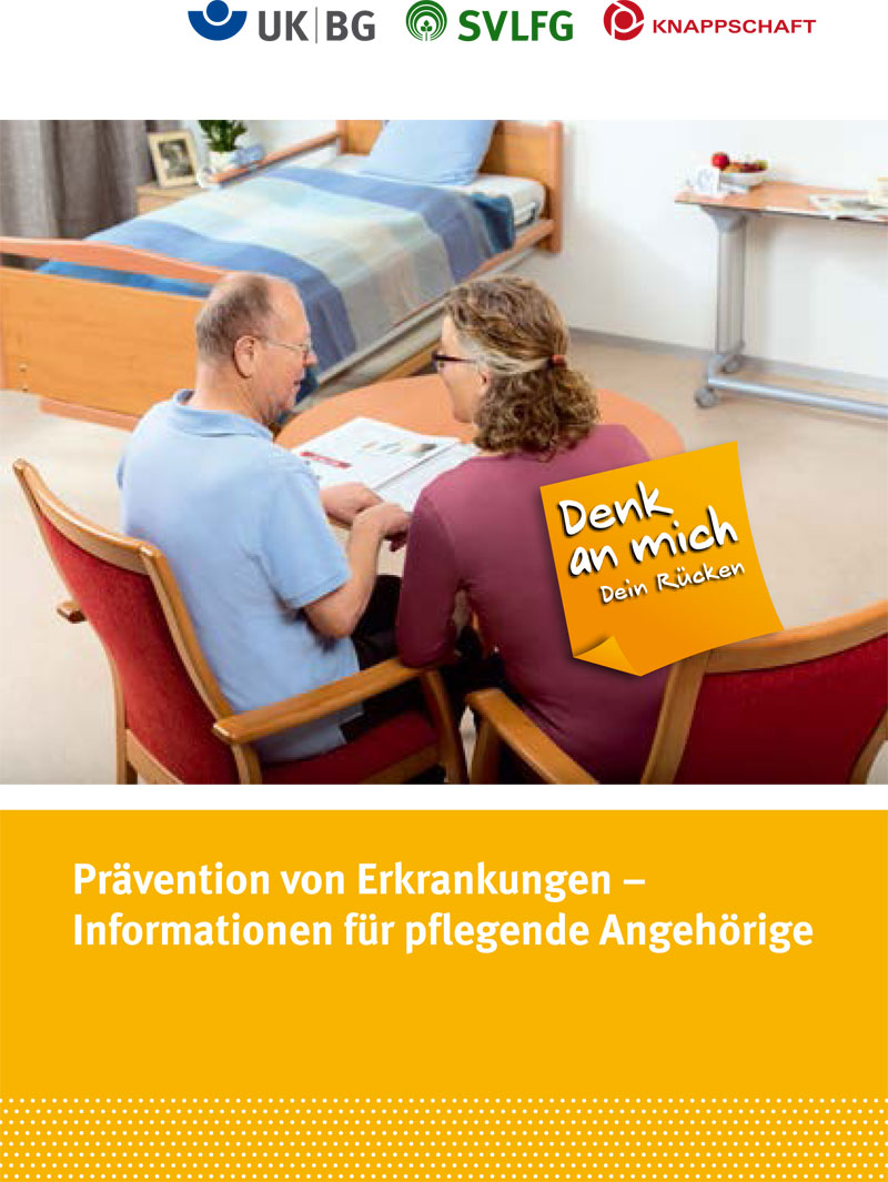 Ein pflegender Angehöriger sitzt neben einer Seniorin in einem Altenheimzimmer. Beide schauen sich Materialien an. Im Hintergrund steht ein Bett mit blauer Decke. Die Bildüberschrift lautet 'Prävention von Erkrankungen – Informationen für pflegende Angehörige'. Oben sind Logos von UK/BG, SVLFG und der Knappschaft zu sehen sowie die Kampagne 'Denk an mich. Dein Rücken'.