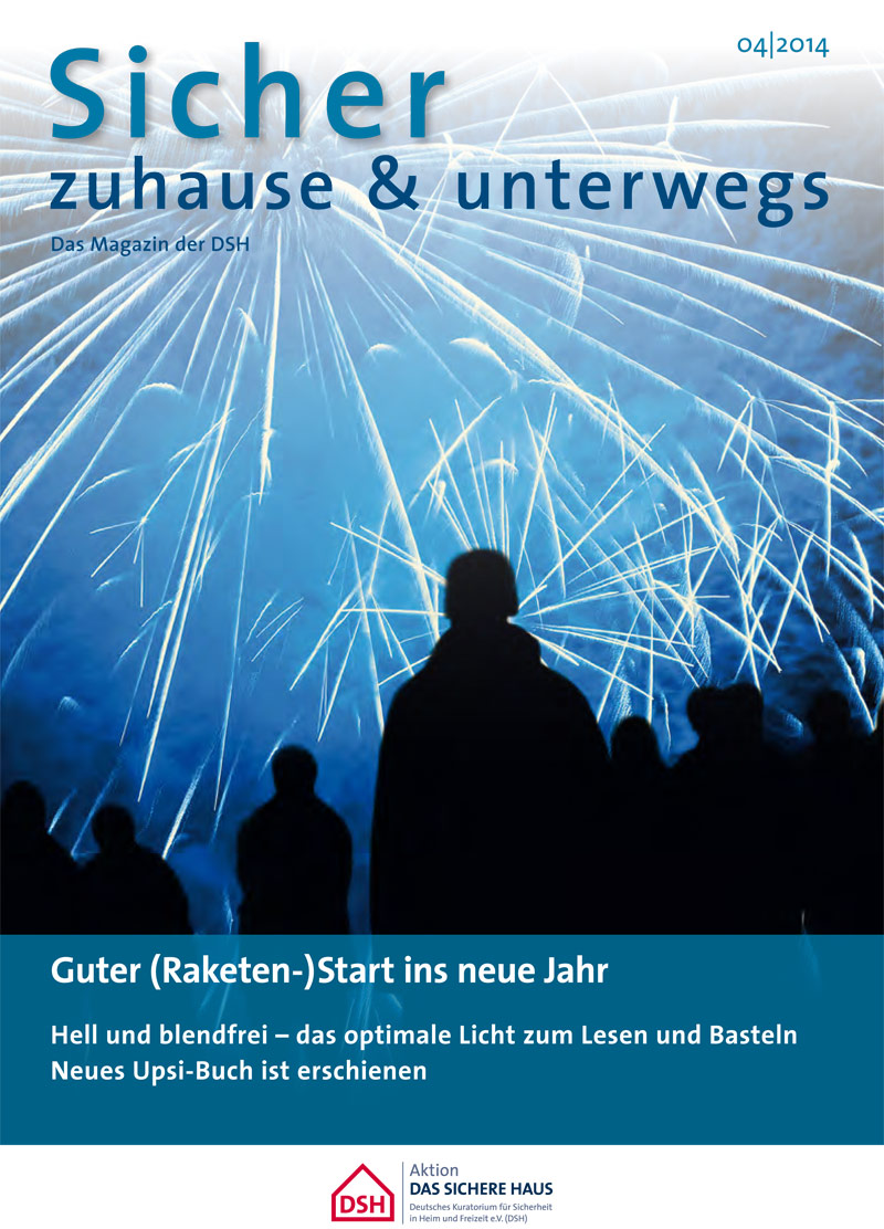 Das Cover des Magazins 'Sicher zuhause & unterwegs', Ausgabe 04/2014, zeigt ein Feuerwerk am Nachthimmel. Im Vordergrund sind die Silhouetten mehrerer Personen, die das Feuerwerk beobachten. Der obere Teil des Titels ist 'Sicher zuhause & unterwegs', darunter steht 'Das Magazin der DSH'. Über dem Titel des Magazins sind der Titel 'Guter (Raketen-)Start ins neue Jahr' und die Untertitel 'Hell und blendfrei – das optimale Licht zum Lesen und Basteln' sowie 'Neues Upsi-Buch ist erschienen' zu sehen. Das Logo der Aktion 'Das sichere Haus' befindet sich am unteren Rand. Thematischer Kontext: Prävention und Sicherheit im Alltag.