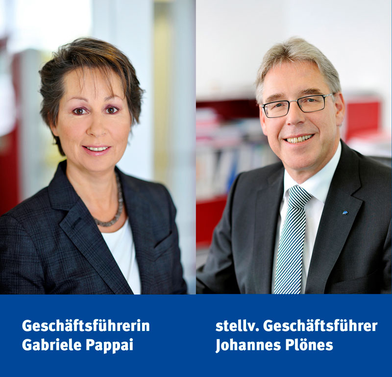 Das Bild zeigt zwei Porträtaufnahmen nebeneinander. Links ist eine Frau mittleren Alters in einem dunklen Blazer zu sehen, rechts ein Mann mittleren Alters in einem Anzug mit Krawatte. Beide blicken freundlich in die Kamera und befinden sich anscheinend in einem Büro. Unten im Bild sind ihre Titel und Namen zu sehen: Geschäftsführerin und stellvertretender Geschäftsführer der Unfallkasse NRW. Die Darstellung hat Bezug zu Arbeitsschutz und Prävention.