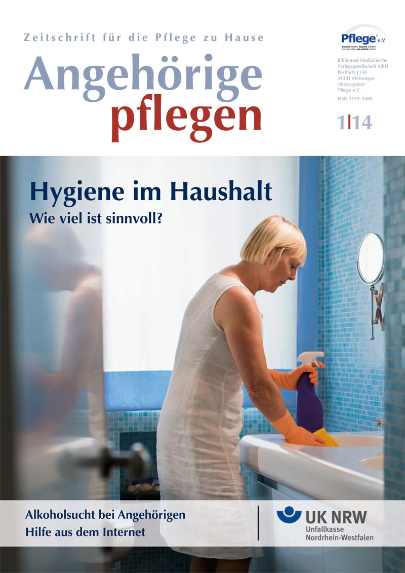 Titelblatt der Zeitschrift 'Angehörige pflegen' zeigt eine Frau, die in einem Badezimmer ein Waschbecken reinigt. Sie trägt Einweghandschuhe und verwendet ein Reinigungsspray. Der Titel 'Hygiene im Haushalt' und die Frage 'Wie viel ist sinnvoll?' sind sichtbar. Unten im Bild ist ein Hinweis auf Alkoholsucht bei Angehörigen und Hilfe aus dem Internet sowie das Logo der Unfallkasse NRW als Bezug zum Arbeitsschutz und Prävention im häuslichen Umfeld.