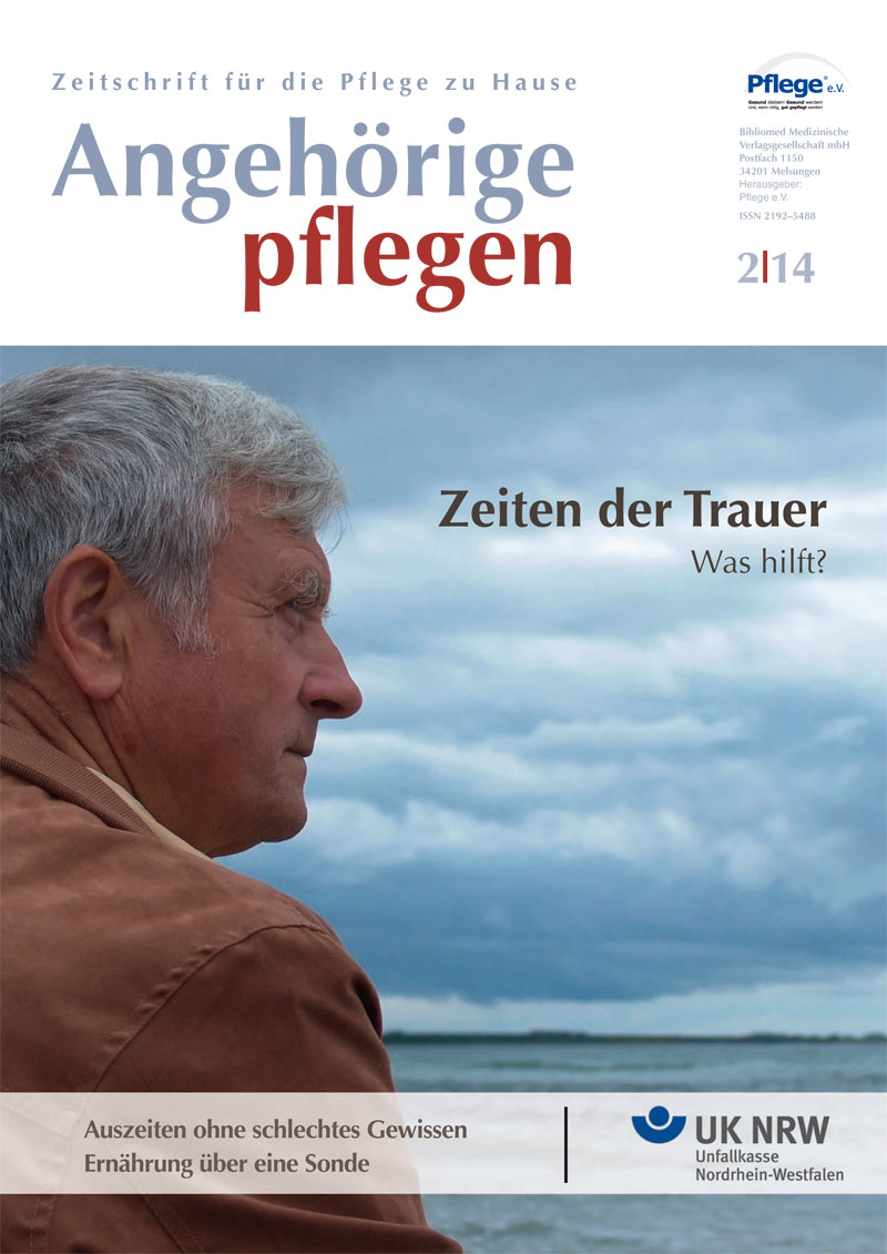 Das Titelbild der Zeitschrift 'Angehörige pflegen' zeigt einen älteren Mann, der nachdenklich auf das Meer schaut. Der Himmel ist bewölkt. Auf der Seite stehen die Schlagzeilen 'Zeiten der Trauer - Was hilft?' und 'Auszeiten ohne schlechtes Gewissen' sowie Informationen zur Ernährung über eine Sonde. Im Kontext von Arbeitsschutz und Prävention verweist das Logo der Unfallkasse NRW auf deren Engagement im Bereich der Sicherheit und Unterstützung für Betroffene und Angehörige.