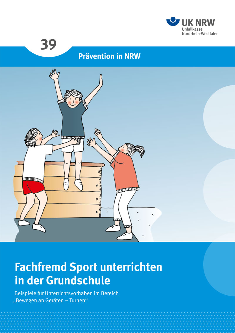Das Bild zeigt drei Kinder, die auf einem großen Holzblock im Freien turnen. Zwei Kinder stehen auf dem Holzblock, während das Dritte in die Luft springt und von den anderen Kindern gestützt wird. Darüber steht 'Prävention in NRW'. Die Broschüre befasst sich mit dem fachfremden Sportunterricht in der Grundschule, insbesondere im Bereich 'Bewegen an Geräten – Turnen' und wird von der Unfallkasse Nordrhein-Westfalen herausgegeben.