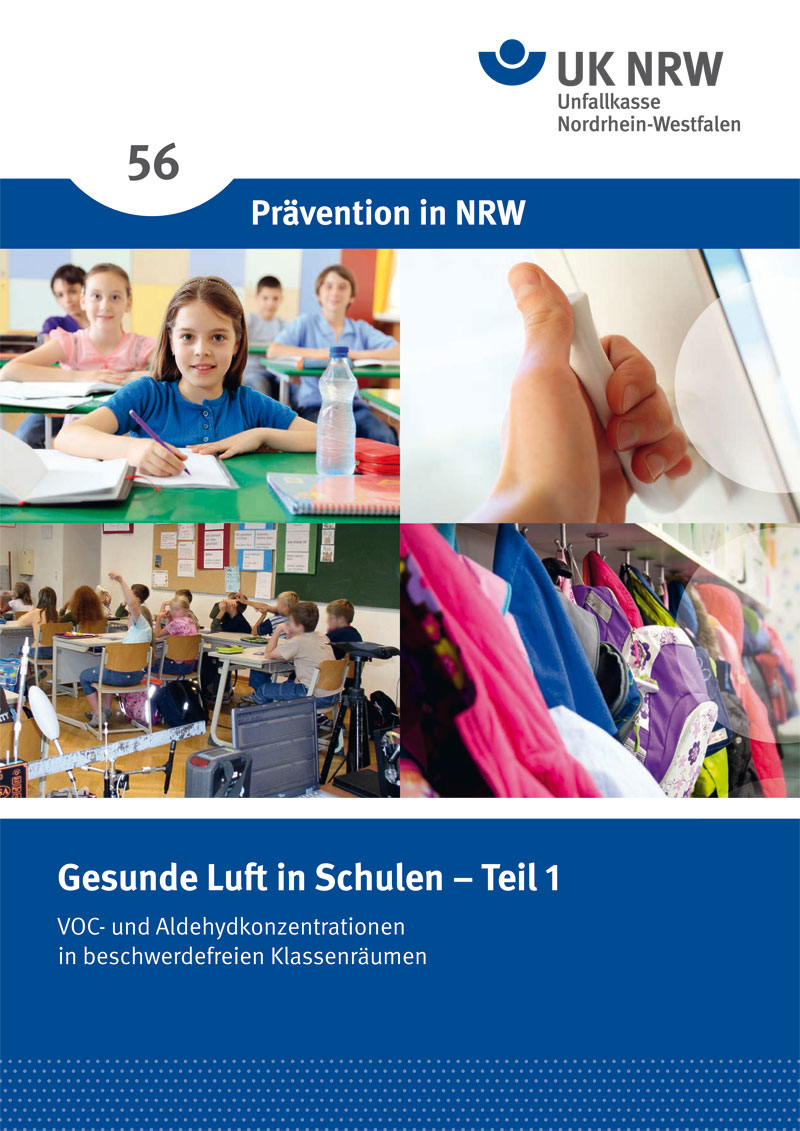 Das Bild zeigt das Titelblatt einer Broschüre der Unfallkasse Nordrhein-Westfalen mit der Nummer 56. Oben steht 'Prävention in NRW' mit dem Logo der Unfallkasse. Darunter sind vier Bilder: ein Junge in einem Klassenzimmer, eine Hand, die ein Fenster öffnet, ein Klassenzimmer von hinten und ein offenes Fenster. Unten der Schriftzug: 'Gesunde Luft in Schulen – Teil 1. VOC- und Aldehydkonzentrationen in beschwerdefreien Klassenräumen'.