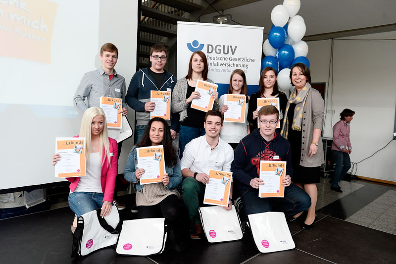 Das Bild zeigt die Gewinner des Schülerpreisausschreibens