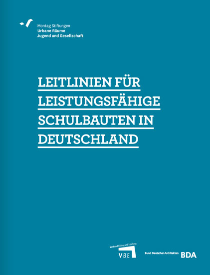 Das Bild zeigt das Cover einer Publikation mit dem Titel 'Leitlinien für leistungsfähige Schulbauten in Deutschland'. Oben links stehen die Logos der Montag Stiftungen Urbane Räume, Jugend und Gesellschaft. Unten rechts sind Logos des Verbands Bildung und Erziehung sowie des Bundes Deutscher Architekten dargestellt. Der Hintergrund ist blau, der Text ist weiß. Kontextrelevant für Themen wie Arbeitsschutz und Prävention im Bildungsbau.