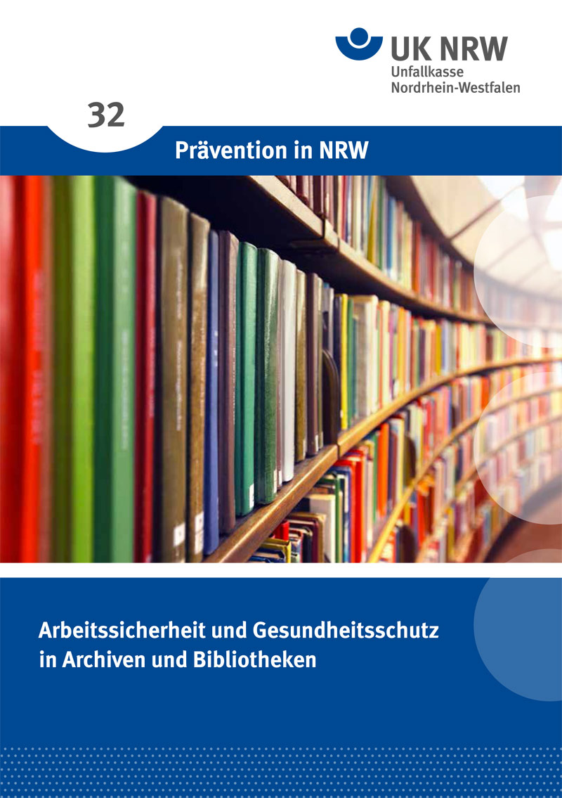 Das Cover der Broschüre zeigt ein Bücherregal mit dicht aneinander gereihten bunten Büchern. Oben sind ein blaues Banner mit der Aufschrift 'Prävention in NRW' und das Logo der Unfallkasse NRW sichtbar. Der Titel der Broschüre lautet 'Arbeitssicherheit und Gesundheitsschutz in Archiven und Bibliotheken'.