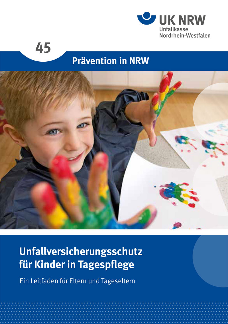 Das Bild zeigt ein fröhliches Kind, das mit bunten Fingerfarben auf weißen Blättern malt. Im Hintergrund ist teilweise eine blaue Überschrift mit dem Text 'Prävention in NRW' sowie das Logo der Unfallkasse Nordrhein-Westfalen sichtbar. Die Broschüre thematisiert den Unfallversicherungsschutz für Kinder in Tagespflege und richtet sich an Eltern und Tageseltern.