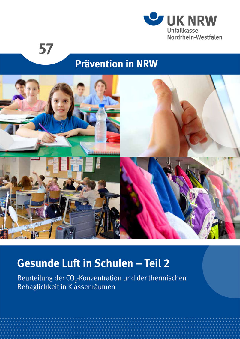 Titelblatt der Broschüre 'Prävention in NRW' von der Unfallkasse NRW. Der Titel lautet 'Gesunde Luft in Schulen – Teil 2: Beurteilung der CO2-Konzentration und der thermischen Behaglichkeit in Klassenräumen'. Das Bild zeigt Schüler und Schülerinnen in einem Klassenzimmer. Der Fokus liegt auf Arbeitsschutz und Prävention bezüglich Luftqualität.