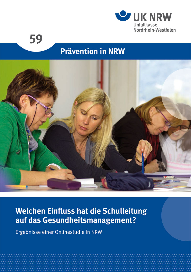 Drei Erwachsene in einem Büro, zwei Frauen links und eine Frau rechts, arbeiten konzentriert an Dokumenten. Im Vordergrund sind Notizen und ein Laptop auf dem Tisch zu sehen. Oben im Bild steht 'Unfallkasse Nordrhein-Westfalen' und 'Prävention in NRW'. Der Text gibt an, dass es um eine Online-Studie über den Einfluss der Schulleitung auf das Gesundheitsmanagement geht. Bildkontext: Arbeitsschutz und Präventionsmaßnahmen in NRW.