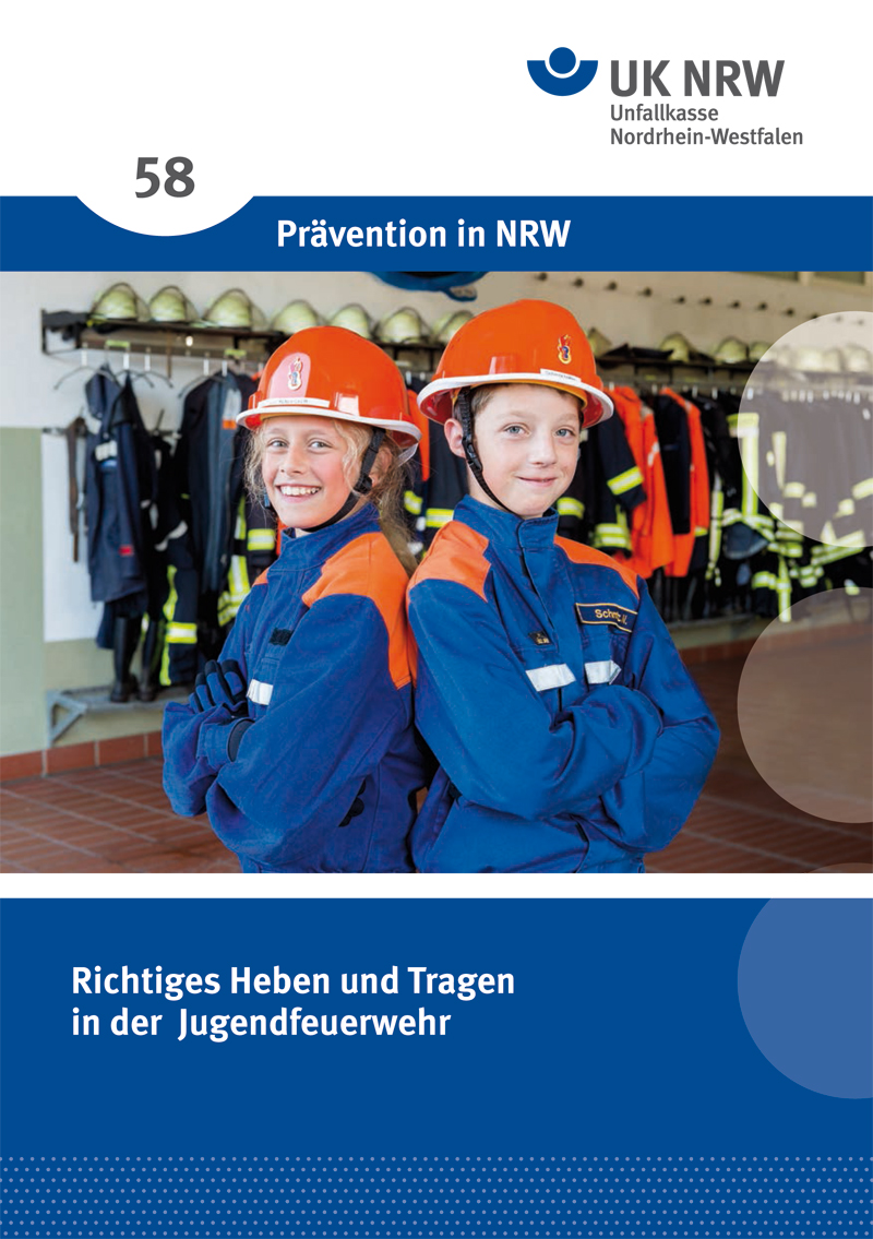 Das Bild zeigt zwei jugendliche Mitglieder der Jugendfeuerwehr in blauen Uniformen und orangefarbenen Schutzhelmen, die Rücken an Rücken stehen. Im Hintergrund sind Schutzanzüge und Helme in einem Feuerwehrumkleideraum zu sehen. Das Motiv illustriert das Thema der Unfallverhütung und Arbeitssicherheit in der Jugendfeuerwehr, betont durch die Textüberschrift 'Richtiges Heben und Tragen in der Jugendfeuerwehr'.