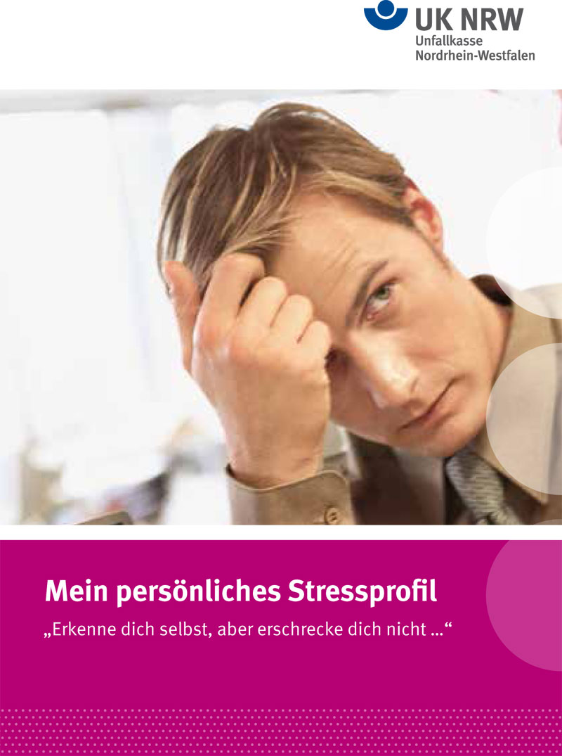 Ein junger Mann sitzt mit besorgtem Gesichtsausdruck und stützt seinen Kopf mit der Hand. Oben rechts befindet sich das Logo der Unfallkasse Nordrhein-Westfalen. Unter dem Bild steht der Titel 'Mein persönliches Stressprofil' und der Untertitel 'Erkenne dich selbst, aber erschrecke dich nicht ...'. Der Kontext der Broschüre bezieht sich auf Arbeitsschutz und Prävention von Stress am Arbeitsplatz, herausgegeben von der Unfallkasse NRW.