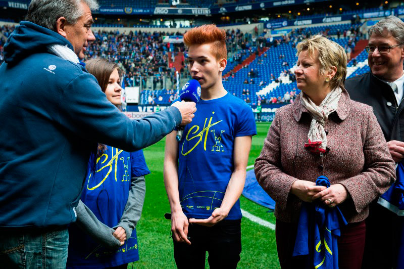 Das Bild zeigt Manfred Puppel (BKK Nordwest), Horst Poganaz (Aufsichtsrat Schalke 04), Bernd Neuendorf (MFKJKS), Walter Schneeloch (LSB), Sylvia Löhrmann (MSW), Sporthelferin Chiara , Sporthelfer Pascal, Johannes Plönes (UK NRW) und Alexander Jobst (Vor