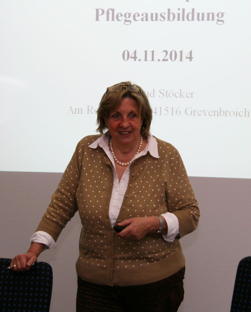 Frau hält Vortrag zur Pflegeausbildung.