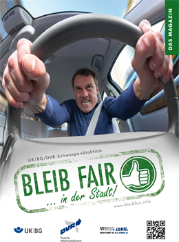 Ein Mann sitzt hinter dem Lenkrad eines Autos und schaut mit angespannter Miene nach vorne. Die Hände fest am Lenkrad. Im Vordergrund ist ein Schild mit dem Text 'Bleib fair ... in der Stadt!' abgebildet. Es ist Teil einer Kampagne der Unfallkasse NRW zur Förderung von Rücksichtnahme und Sicherheit im Straßenverkehr.