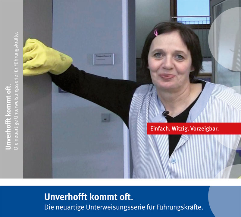 Eine Frau trägt einen gelben Reinigungshandschuh und lehnt an einer Tür. Sie lächelt entspannt in die Kamera. Neben ihr befindet sich ein roter Textblock mit den Worten 'Einfach. Witzig. Vorzeigbar.' Im Bildvordergrund steht auf blauem Hintergrund 'Unverhofft kommt oft. Die neuartige Unterweisungsserie für Führungskräfte'. Das Bild vermittelt eine humorvolle Herangehensweise an das Thema Arbeitsschutz und Prävention, im Kontext der Unfallkasse NRW.
