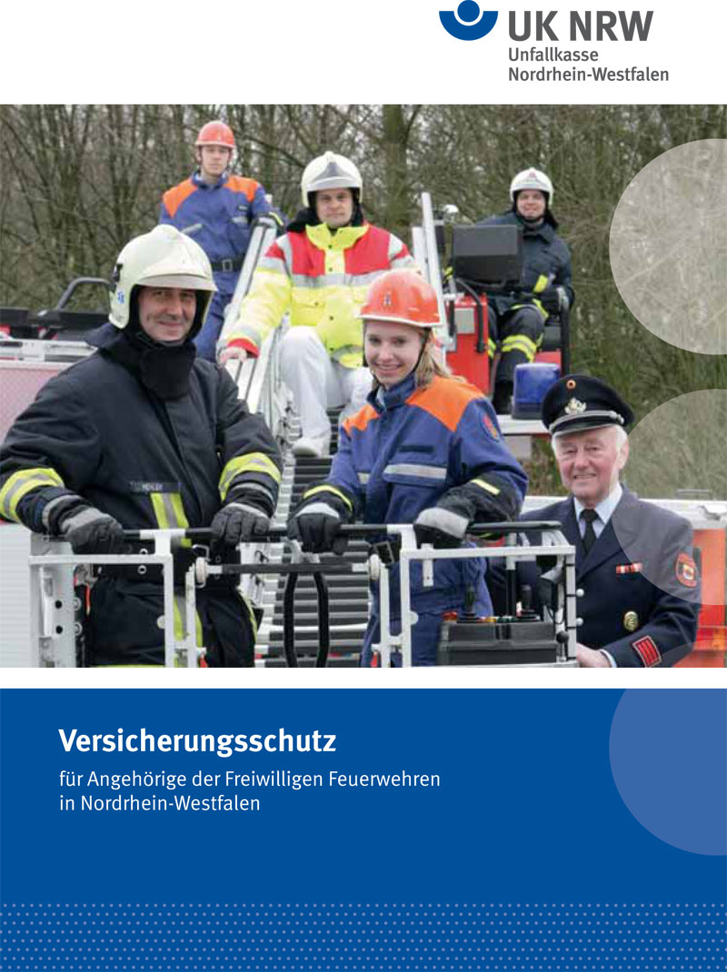 Eine Gruppe von Feuerwehrangehörigen in Schutzkleidung steht auf einem Feuerwehrfahrzeug. Ein Mann und eine Frau befinden sich vorne und halten Ausrüstungsgegenstände, während weitere Personen im Hintergrund sitzen und stehen. Sie tragen Helme und Uniformen, die auf den Einsatz bei der Feuerwehr hinweisen. Im Hintergrund ist ein weiterer Feuerwehrmann in Form einer Puppe in alter Uniform sichtbar, der einen Helm und eine Jacke trägt. Oben rechts ist das Logo der Unfallkasse NRW zu sehen, welches sich mit Arbeitsschutz und Prävention für freiwillige Feuerwehren in Nordrhein-Westfalen befasst.