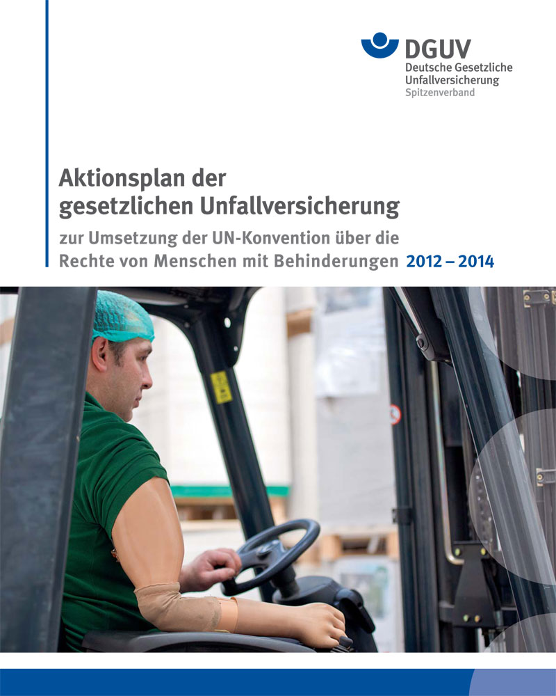 Das Bild zeigt einen Mann mit Armprothese in einem grünen Hemd, der einen Gabelstapler in einer Lagerhalle bedient. Im Hintergrund sind Regale mit Kartons erkennbar. Die obere Bildhälfte enthält den Text: 'Aktionsplan der gesetzlichen Unfallversicherung zur Umsetzung der UN-Konvention über die Rechte von Menschen mit Behinderungen 2012–2014'. Das Bild vermittelt den Kontext der Berufsintegration und Sicherheit von Menschen mit Behinderungen. Oben rechts ist das Logo der Deutschen Gesetzlichen Unfallversicherung (DGUV) abgebildet.