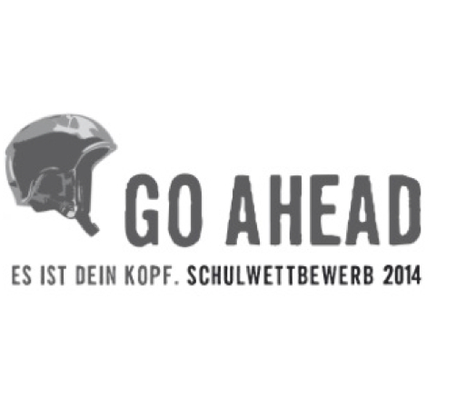 Das Bild zeigt das Logo der Kampagne 'Go Ahead'. Links ist ein Schutzhelm abgebildet, daneben steht der Text 'Go Ahead'. Darunter befindet sich der Slogan 'Es ist dein Kopf. Schulwettbewerb 2014'. Die Kampagne richtet sich an Schüler und betont die Wichtigkeit von Schutzhelmen zur Unfallprävention, unterstützt von der Unfallkasse NRW.