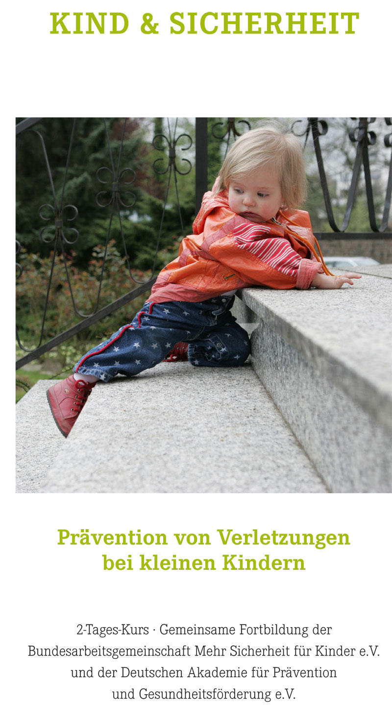 Ein kleines Kind in roter Kleidung sitzt außen auf einer Steintreppe und lehnt sich gegen ein schwarzes Metallgeländer. Das Bild thematisiert die Prävention von Verletzungen bei kleinen Kindern im Kontext von Arbeitssicherheit und Unfallverhütung. Es ist Teil einer Ankündigung für einen zweitägigen Kurs zur Schulung von Fachleuten zur Sicherheit von Kleinkindern, organisiert von der Bundesarbeitsgemeinschaft Mehr Sicherheit für Kinder e.V. und der Deutschen Akademie für Prävention und Gesundheitsförderung e.V.