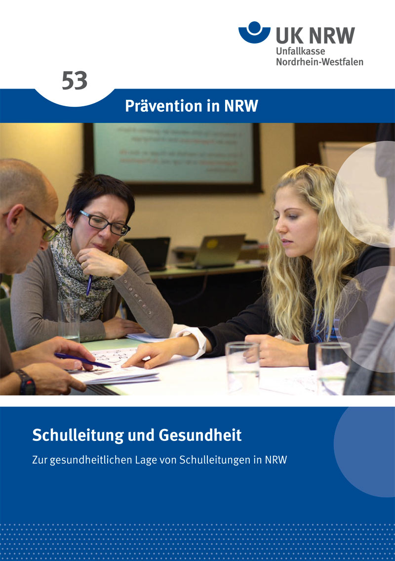 Das Bild zeigt das Cover einer Broschüre von der Unfallkasse Nordrhein-Westfalen mit dem Titel 'Prävention in NRW'. Zu sehen sind mehrere Personen, die an einem Tisch sitzen und in Dokumente vertieft sind. Oben links steht die Nummer '53'. Die Broschüre befasst sich mit der gesundheitlichen Lage von Schulleitungen in NRW.