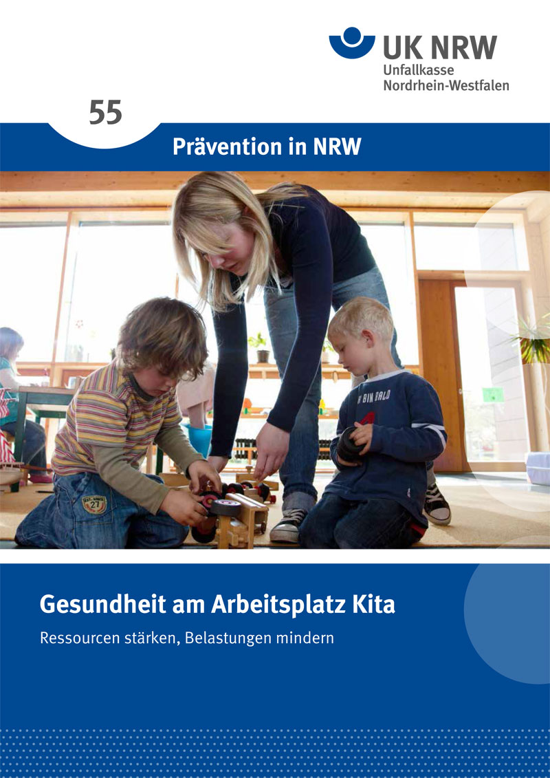 Eine erwachsene Person hilft zwei kleinen Kindern beim Spielen mit Holzspielzeug in einem hellen Innenraum. Die Szene dient als Beispiel für Prävention und Arbeitsschutz in Kindertagesstätten, im Kontext der Unfallkasse NRW. Das Bild vermittelt die Bedeutung von gesunden Arbeitsbedingungen und der Stärkung von Ressourcen.