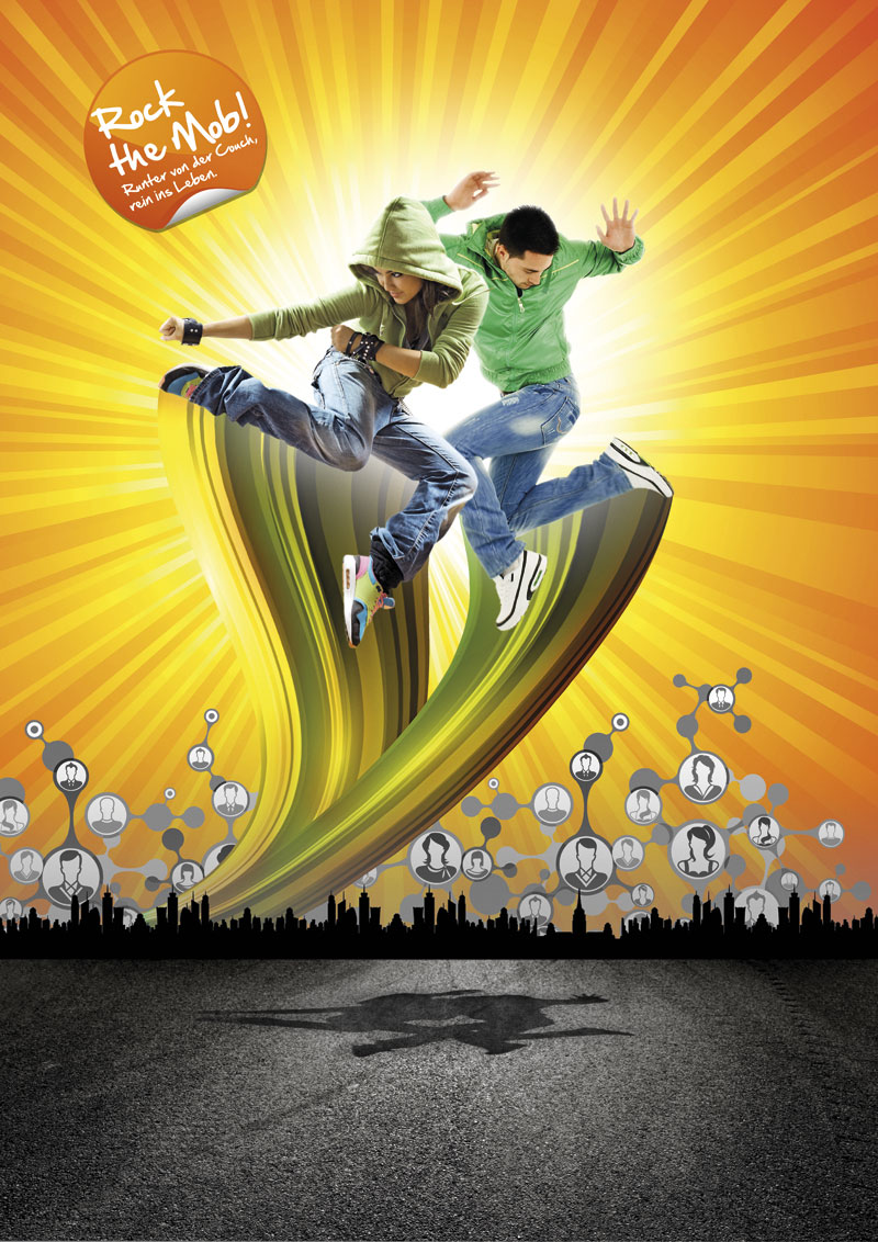Das Bild zeigt zwei junge Menschen, die in dynamischer Sprungpose vor einem orangefarbenen Hintergrund mit strahlenden Linien dargestellt sind. Sie tragen legere Kleidung, eine Person hat die Kapuze einer Jacke über den Kopf gezogen. Unten sind stilisierte Silhouetten von Menschen und Gebäuden sowie der Text 'Rock the Mob!'. Das Design vermittelt Energie und Engagement, passend zur Präventionsarbeit im Rahmen der Unfallkasse NRW.