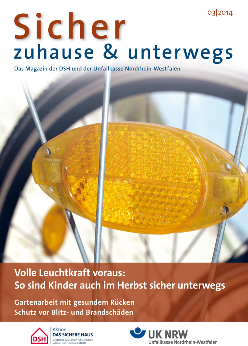 Titelbild des Magazins 'Sicher zuhause & unterwegs' der Unfallkasse NRW. Im Vordergrund ein gelbes, leuchtendes Fahrradlicht mit Fokus auf Verkehrssicherheit. Text: 'Volle Leuchtkraft voraus: So sind Kinder auch im Herbst sicher unterwegs. Gartenarbeit mit gesundem Rücken. Schutz vor Blitz- und Brandschäden.' Logo der DSH und UK NRW. Ausgabe 03/2014.