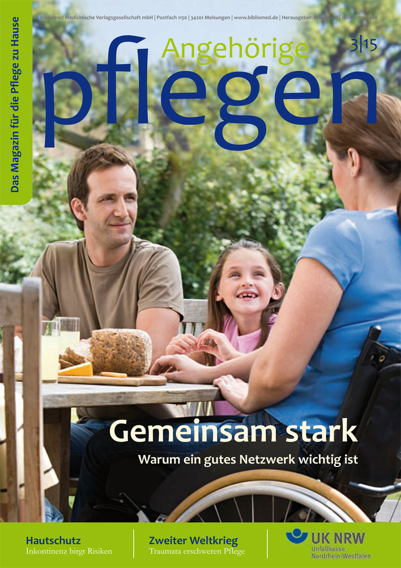 Ein Mann, eine Frau und ein Mädchen sitzen lächelnd an einem Holztisch im Freien und essen. Der Tisch ist mit Brot und Getränken gedeckt. Der Titel des Magazins 'Angehörige pflegen' ist oben zu sehen, darunter der Untertitel 'Gemeinsam stark – Warum ein gutes Netzwerk wichtig ist'. Unten befindet sich das Logo der Unfallkasse Nordrhein-Westfalen mit Fokus auf Arbeitsschutz und Prävention.