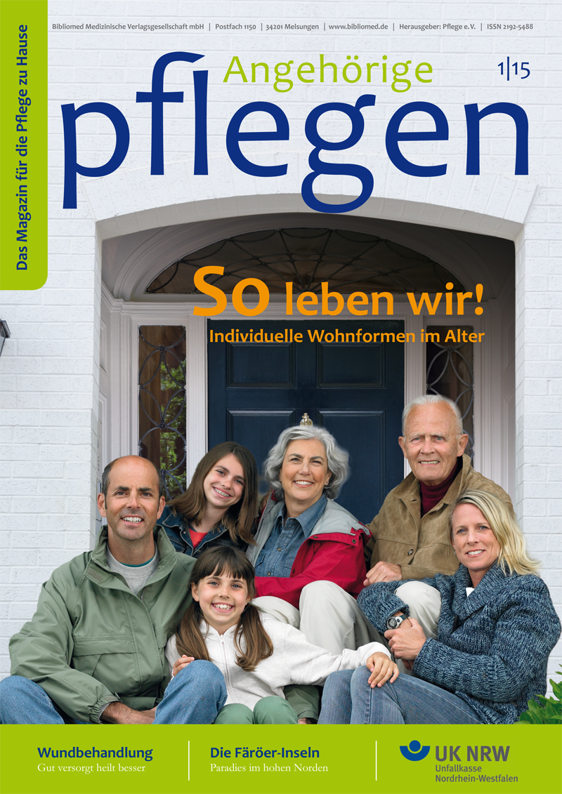 Eine Gruppe von sechs Personen unterschiedlicher Generationen sitzt zusammen auf einer Veranda vor einem Haus. Sie lächeln und wirken entspannt. Der Titel der Zeitschrift 'Angehörige pflegen' ist am oberen Rand zu sehen. Das Cover thematisiert individuelle Wohnformen im Alter und ist für das Magazin der Unfallkasse NRW, das sich mit Arbeitsschutz und Prävention beschäftigt.