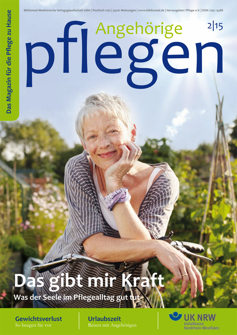 Das Cover des Magazins 'Angehörige pflegen' zeigt eine lächelnde ältere Frau auf einem Rollstuhl in einem Garten. Der Himmel ist blau und sonnig. Überschriften auf dem Cover betonen Themen wie Unterstützung im Pflegealltag und Urlaub mit Angehörigen. Das Logo der Unfallkasse Nordrhein-Westfalen ist unten rechts, was auf Arbeitsschutz und Prävention im Kontext häuslicher Pflege hinweist.