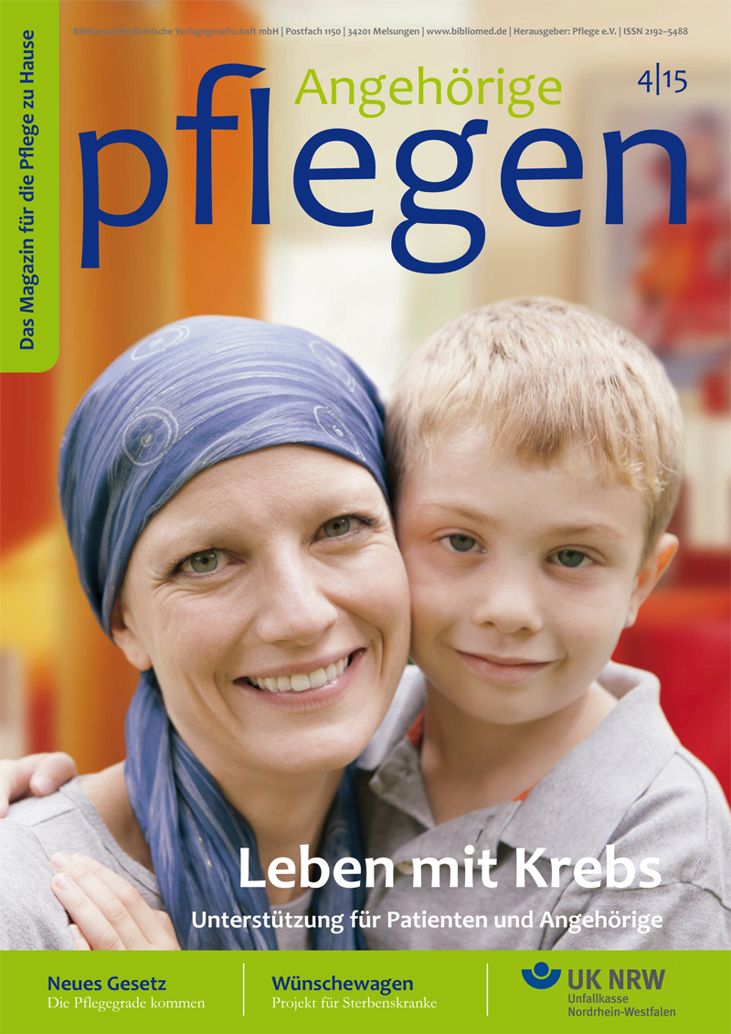 Eine lächelnde Frau mit Kopftuch hält einen Jungen in ihren Armen. Beide schauen direkt in die Kamera. Der Text auf dem Magazin lautet 'Angehörige pflegen', Ausgabe 4/15, mit dem Untertitel 'Leben mit Krebs: Unterstützung für Patienten und Angehörige'. Unten auf dem Magazin sind das neue Gesetz zur Pflege, ein Projekt für Sterbenskranke namens 'Wünschewagen' und der Hinweis auf die Unfallkasse Nordrhein-Westfalen aufgeführt. Das Bild vermittelt ein positives, unterstützendes Gefühl angesichts einer Krebserkrankung.
